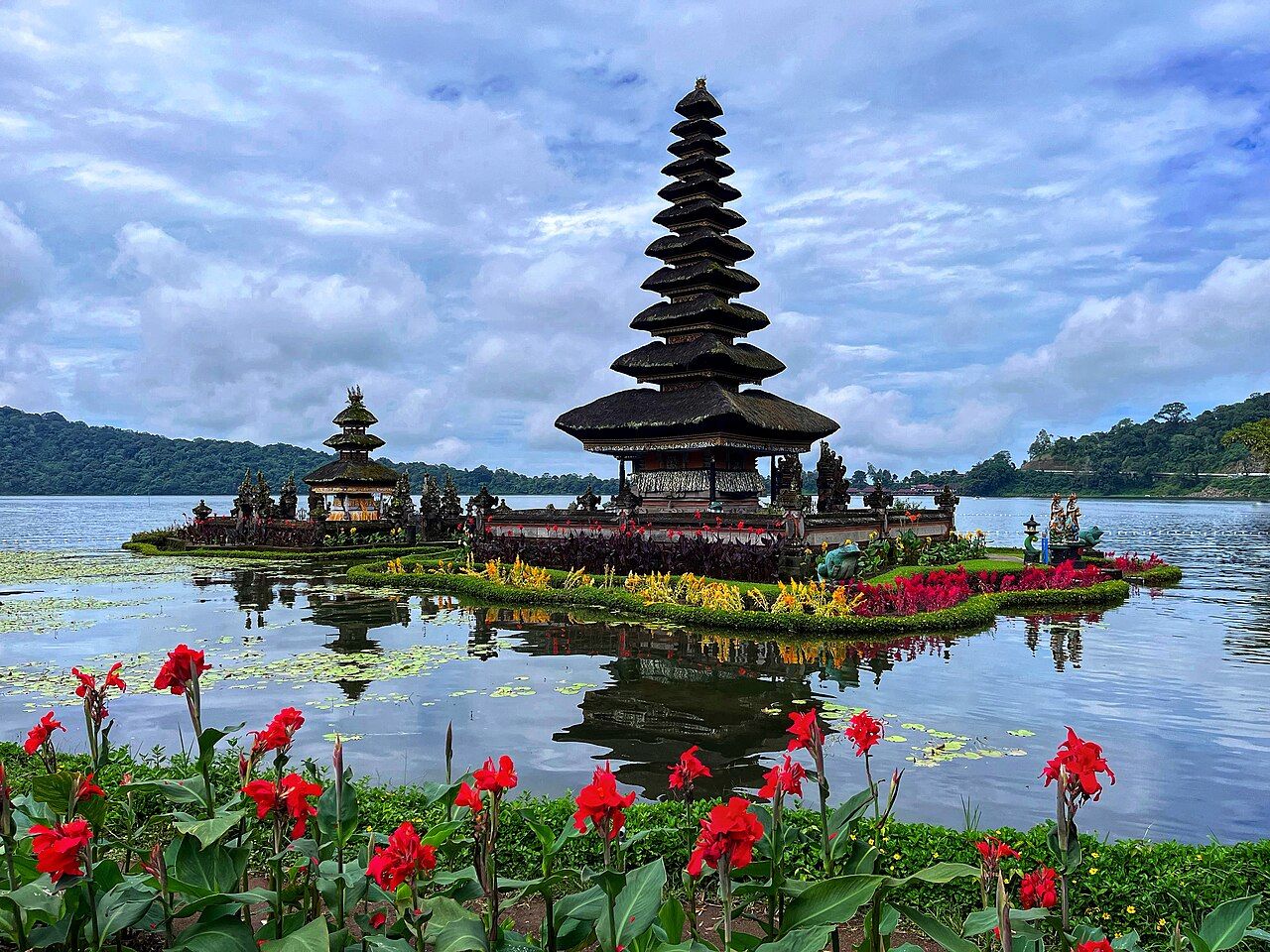 Bratan, Bali, Indonesia: Pura Ulun Danu Bratan, a balinese hindu temple.