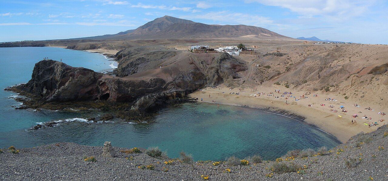 Playa del Papagayo devant le massif de Los Ajaches, Yaiza.