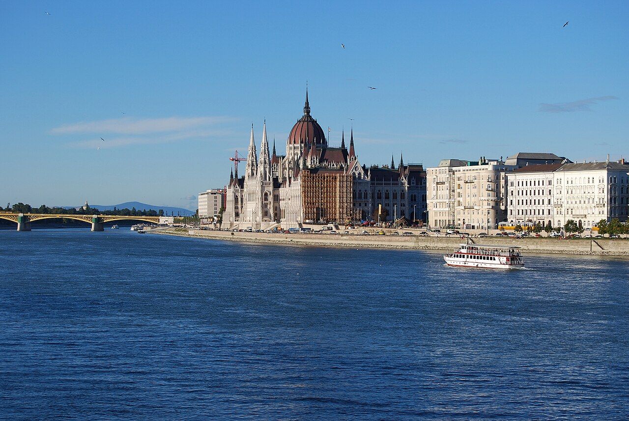 Hungarian Parliament Building (Országház) and Margaret Bridge (Margit híd) with the Danube, Budapest.