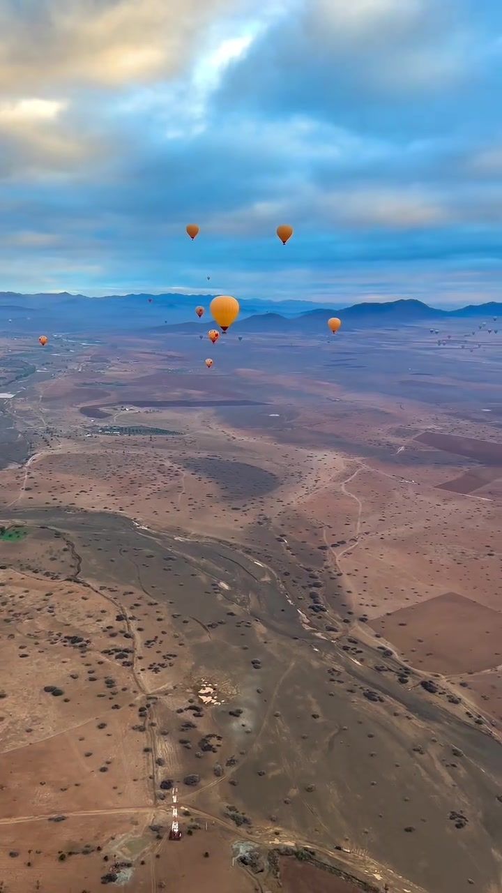 Balloons over the plain, photographed by Si and Beth