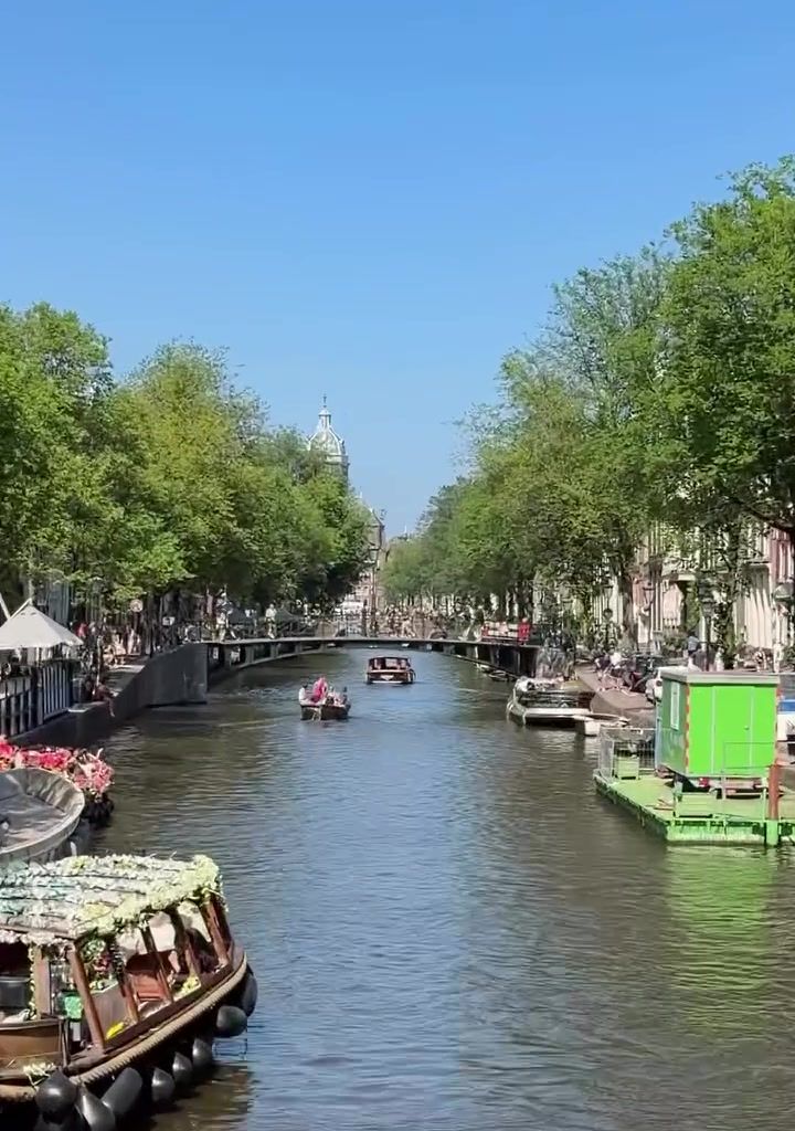 An Amsterdam canal, photographed by Si