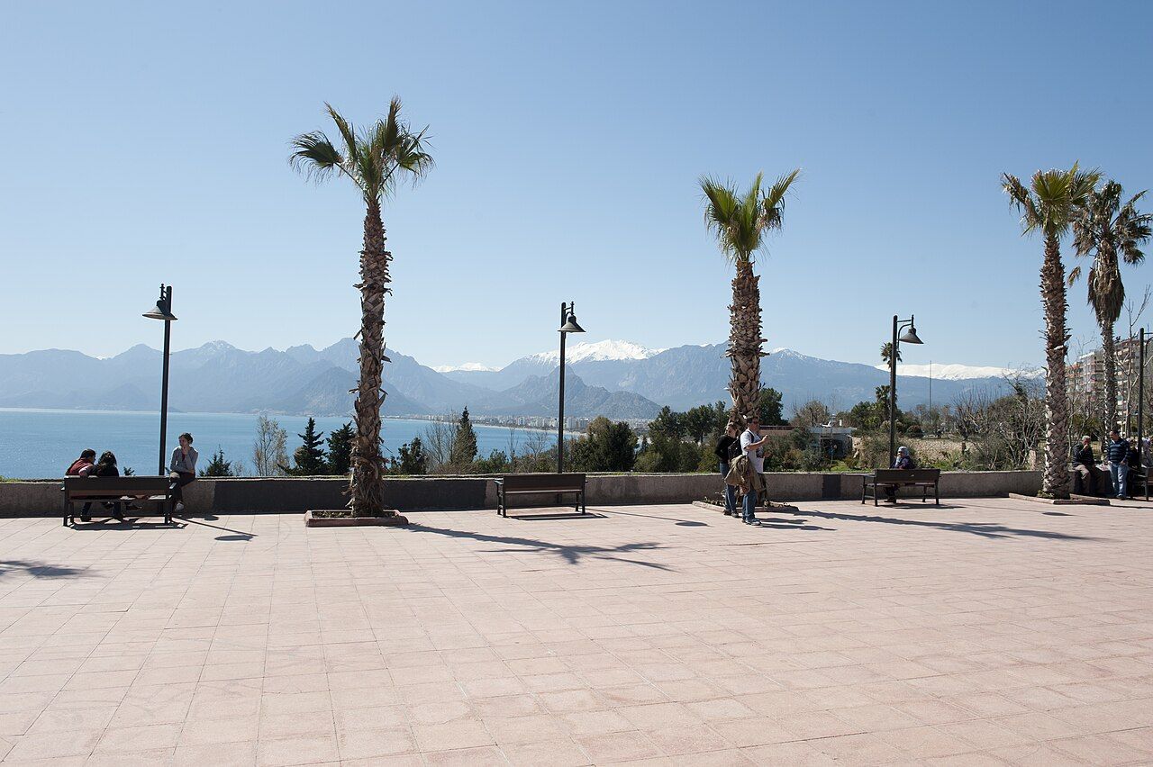 One of pictures taken in this park between the Konyaaltı Caddesi and the coast.