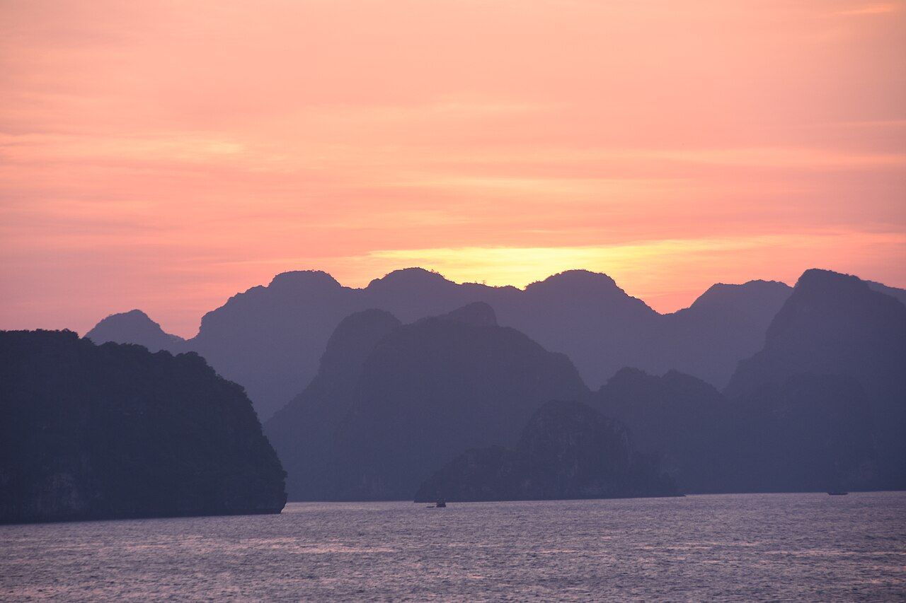 Although the cruise boats and other smaller vessels on the Ha Long Bay do add to the interest with these sunset views, a